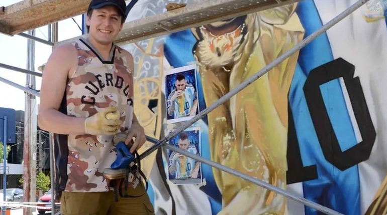 La historia del artista que le rinde tributo a Messi con murales en Neuquén