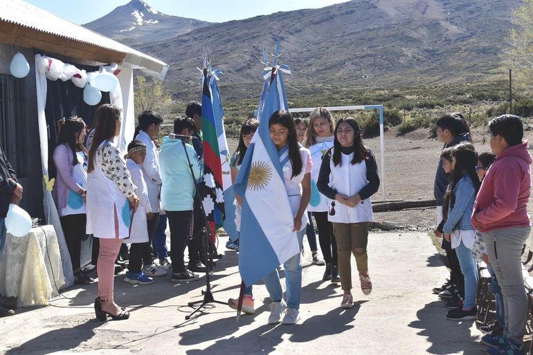 La escuela rural de mil historias reabrió con su edificio original