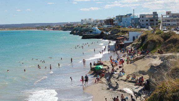 Las Grutas busca recuperar su color veraniego