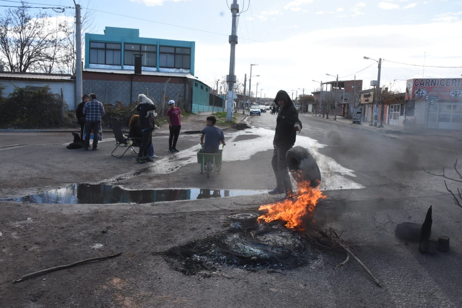 Les tirotearon un comedor comunitario y reclamaron con un piquete en Casimiro Gómez