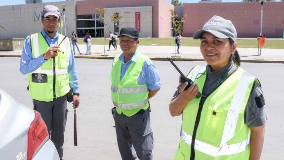 Agentes: Nos atropellan y escupen para evitar multas
