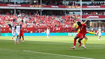 el choque durisimo en canada-bosnia que recordo a la jugada de higuain con neuer el choque durisimo en canada-bosnia que recordo a la jugada de higuain con neuer