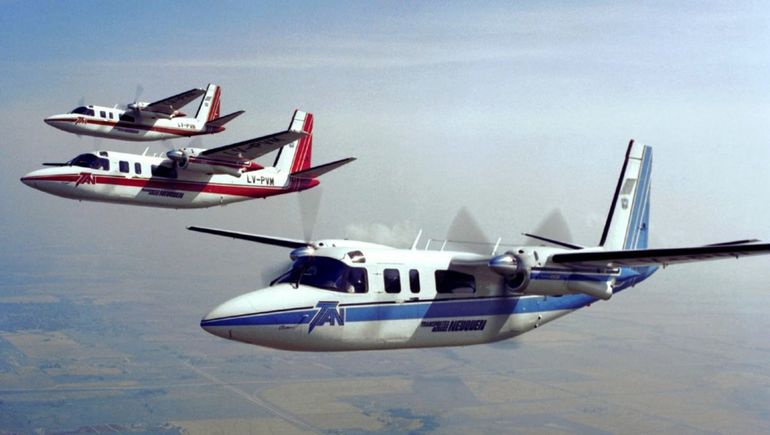 Los tres Turbo Commander en vuelo, todavía con la matrícula provisoria de fábrica (Foto: Mark Checkley)