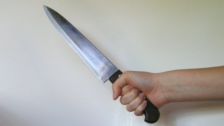 Fue en Senillosa. El agresor entró por la ventana y sorprendió a su ex mujer.