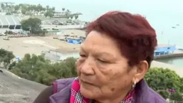 La insólita escena fue captada por un equipo de televisión que cubría la emergencia.