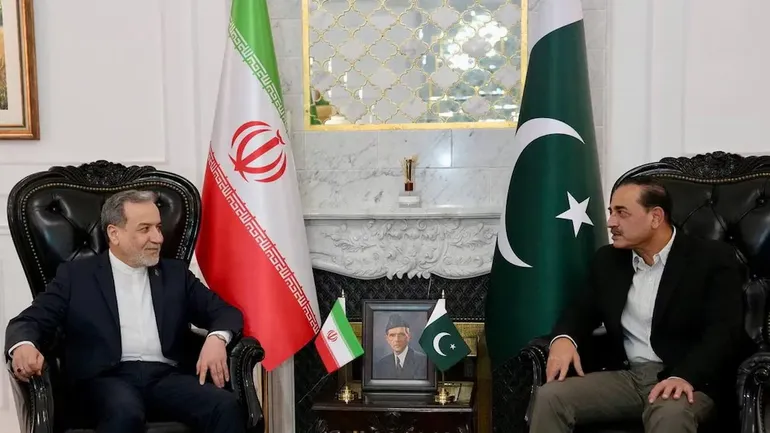 El ministro de Asuntos Exteriores iraní, Abbas Araqchi, se reúne con el jefe del ejército pakistaní Asim Munir. El ministro de Asuntos Exteriores iraní, Abbas Araqchi, se reúne con el jefe del ejército pakistaní Asim Munir.