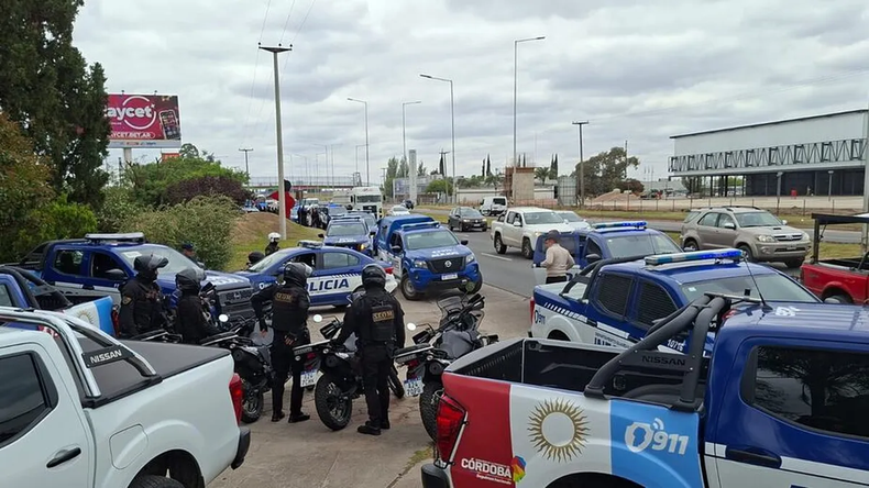 El megaoperativo en el hotel alojamiento. | LM Neuquen El megaoperativo en el hotel alojamiento.