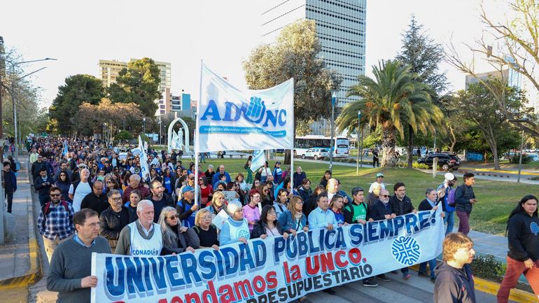 Marcha en Neuquén a favor del financiamiento de las universidades públicas.