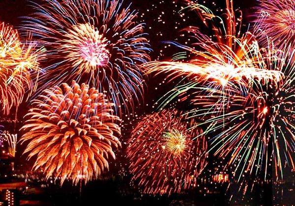 ¿Por qué titilan las lucecitas y los fuegos artificiales estallan en el aire?