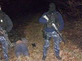 De película. La policía arrestó a los dos hampones a la orilla del río Negro.