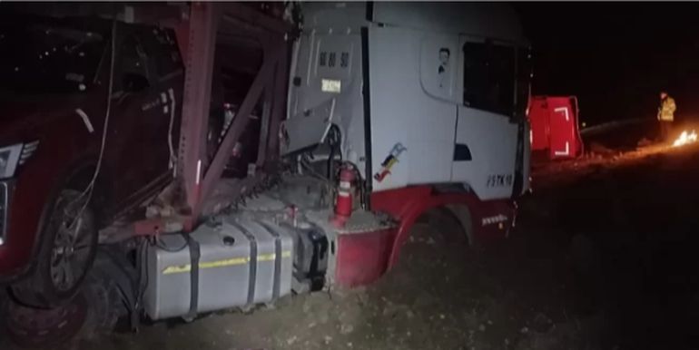 El camión mosquito cargado de vehículos que quedó con la cabina y el acoplado cruzados, en posición de tijera. El camión mosquito cargado de vehículos que quedó con la cabina y el acoplado cruzados, en posición de tijera.