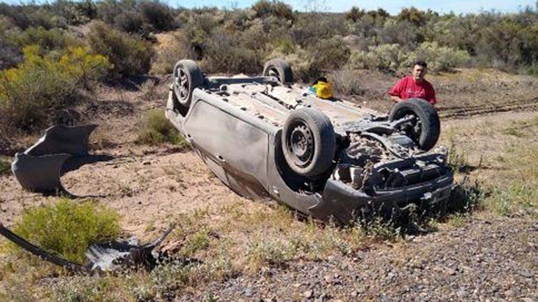 Volcó por los pozos de Ruta 151 y encima le robaron