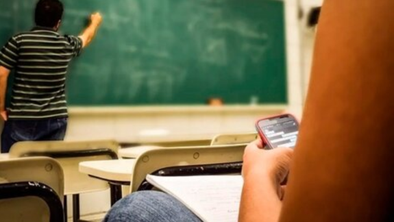 Preocupante: Argentina lidera el ranking del uso de celulares en el aula