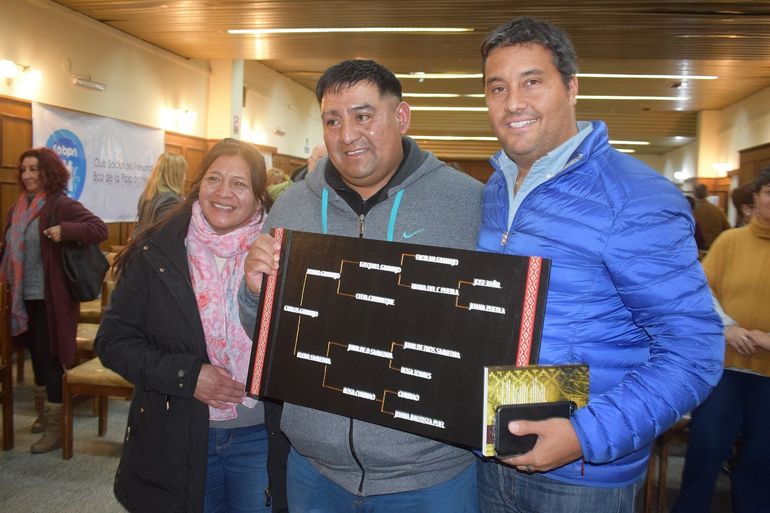 Carlos Gramajo, bisnieto de Froilán Gramajo y María Puebla, registrados como indígenas del Territorio del Neuquén, junto al intendente Carlos Koopmann.