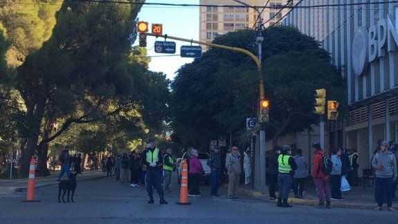 Caos en los bancos por el pago a jubilados y del IFE