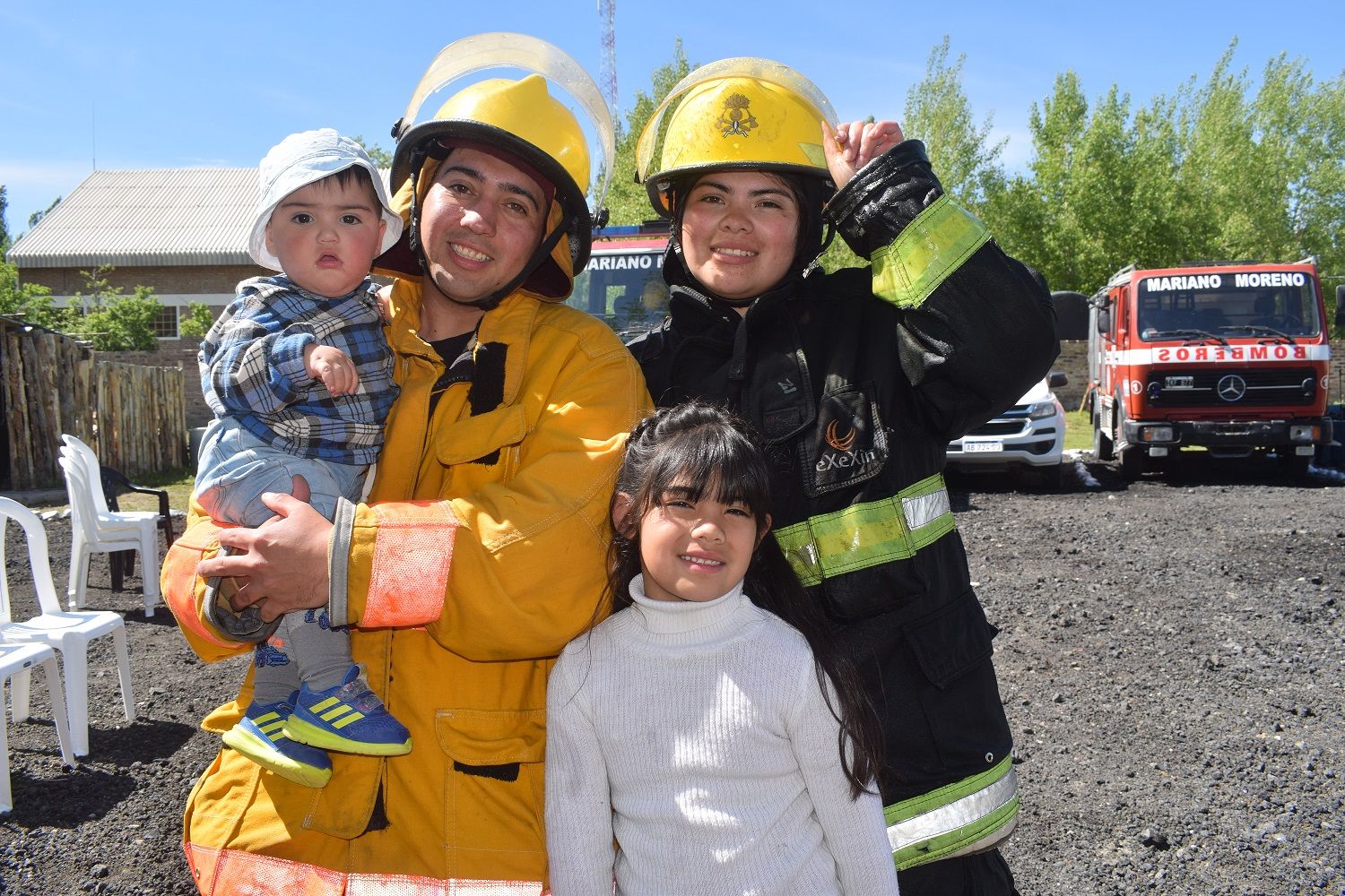 Los bomberos protagonistas de esta historia de amor, junto a sus hijos.