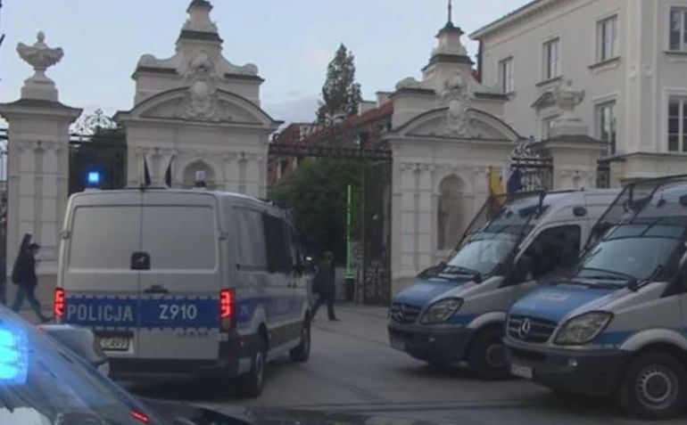 El agresor llegó al campus de la universidad de Varsovia y comenzó a agredir a quien encontró a su paso, entre ellos, a una empleada y a un guardia de seguridad.