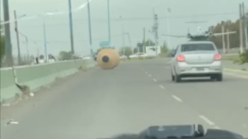 El video tomado por un conductor de Comodoro Rivadavia muestra al tanque rodando por la ruta 39 en un día de alerta naranja por los fuertes vientos. El video tomado por un conductor de Comodoro Rivadavia muestra al tanque rodando por la ruta 39 en un día de alerta naranja por los fuertes vientos.