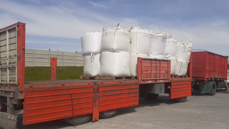 Productores porcinos de Neuquén reciben 56 mil kilos de granos que secuestró la Aduana
