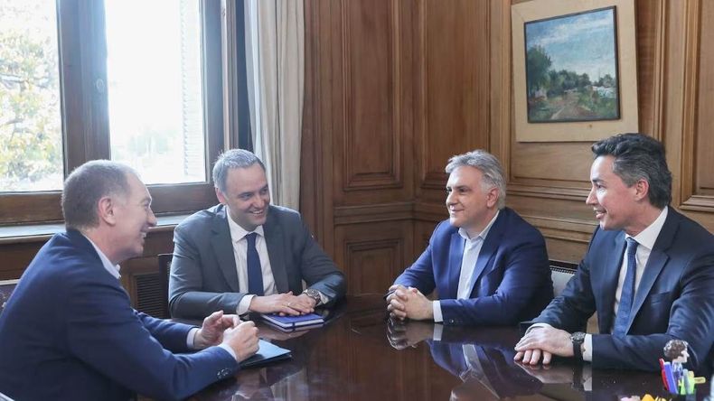 Diego Santilli y Manuel Adorni en una reunión con Martín Llaryora, Gobernador de Córdoba. | LM Neuquen Diego Santilli y Manuel Adorni en una reunión con Martín Llaryora, Gobernador de Córdoba.