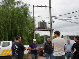 Más de 350 familias de Ferri accederán a la energía eléctrica de forma segura. Más de 350 familias de Ferri accederán a la energía eléctrica de forma segura.