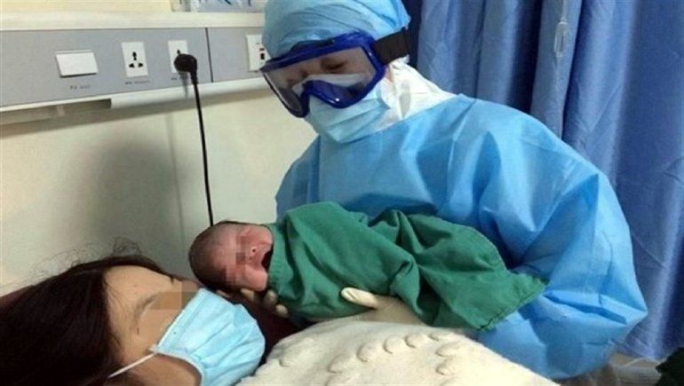 Los bebés desarrollan anticuerpos contra el coronavirus si la madre lo padeció estando embarazada.