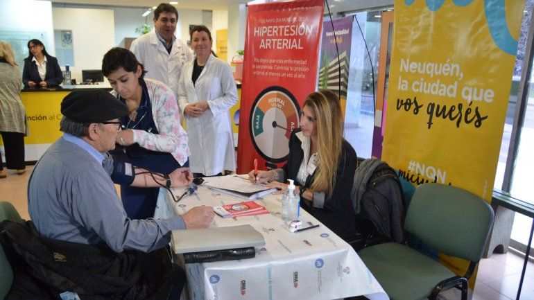 Realizan controles arteriales gratuitos en espacios públicos