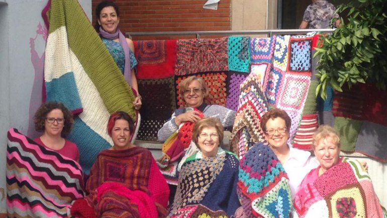 Están organizadas por una ONG y tejen para llevar calor a los refugiados.