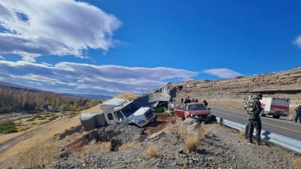 Un camión chileno chocó contra un auto y desbarrancó en Las Lajas thumbnail