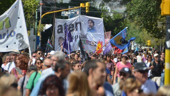 La protesta opositora en Neuquén generó una marcha con 10 cuadras de manifestantes.