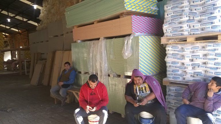 Venderán los materiales de la obra de los jardines si no les pagan