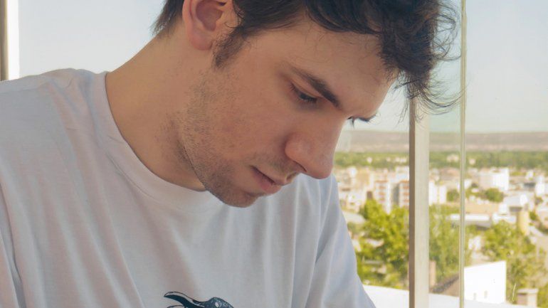 Adrián dejó los estudios