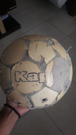 La pelota que se llevó Tillería tras su triplete.
