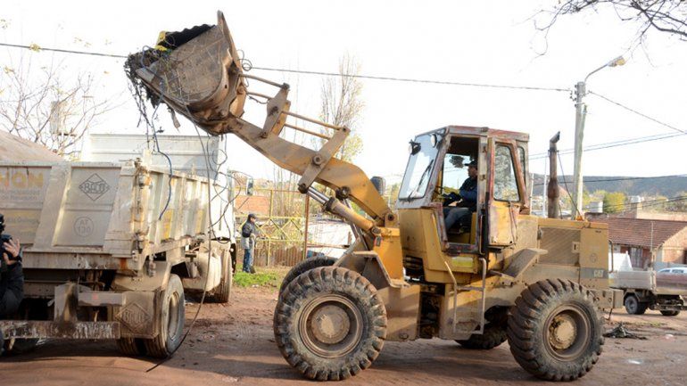 Las maquinas siguen trabajando en el barrio.