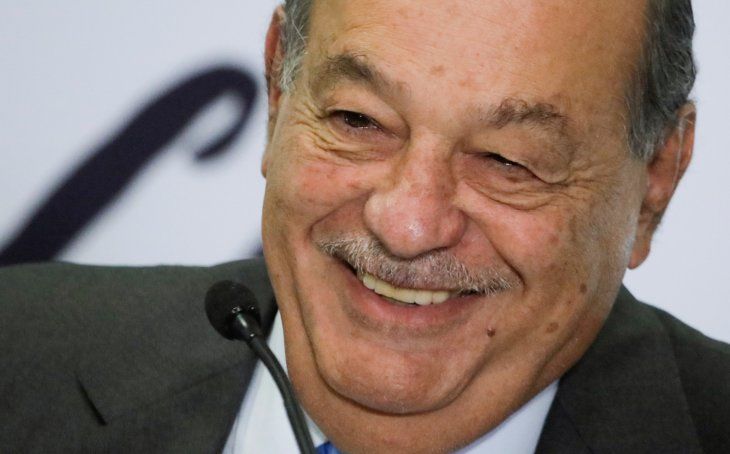 Foto de archivo. El multimillonario mexicano Carlos Slim asiste a una conferencia de prensa en Ciudad de México. México, 16 de octubre de 2019. REUTERS/Luis Cortes