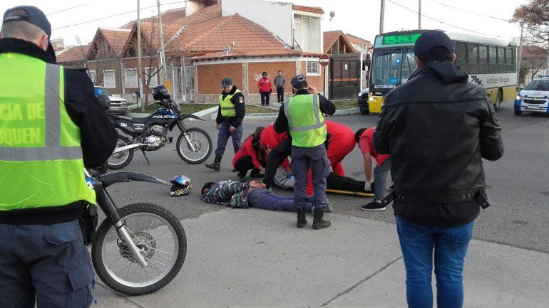Dos ladrones que escapaban en moto se accidentaron y los atrapó la policía