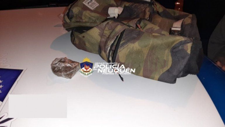 Los detuvieron por presunto robo y les encontraron droga