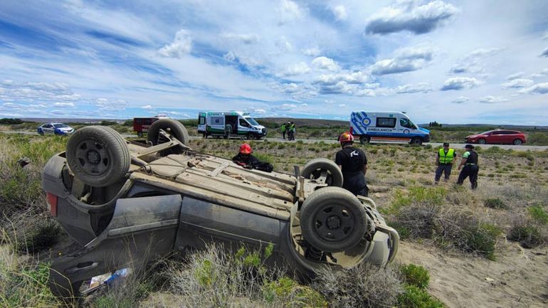 El espectacular vuelco de la camioneta Ford Ecosport ocurrió a 63 kilómetros de Junín de los Andes.