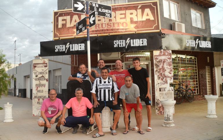 Rodeado de sus amigos y con la camiseta del albinegro. Foto Antonio Spagnuolo. Rodeado de sus amigos y con la camiseta del albinegro. Foto Antonio Spagnuolo.