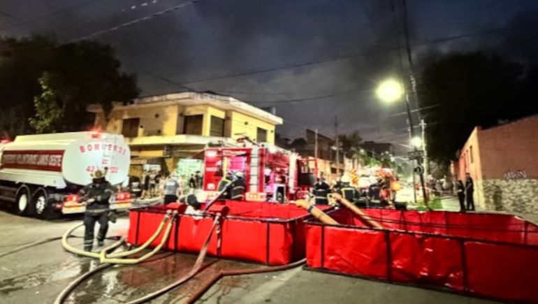 Más de 20 dotaciones de bomberos trabajaron en el lugar.
