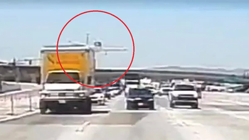 El impactante video de un avión estrellándose contra una autopista