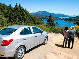 Un auto de alquiler listo para salir a la ruta durante la temporada alta de vacaciones. Un auto de alquiler listo para salir a la ruta durante la temporada alta de vacaciones.