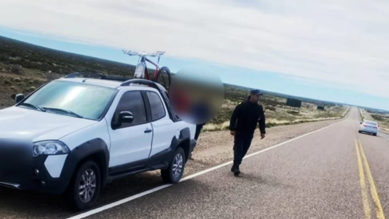 El nene de Trelew murió el domingo cerca del mediodía al ser embestido por una camioneta cuando cruzaba la ruta 25 cerca de Paso de Indios: iba a jugar un torneo de fútbol infantil.