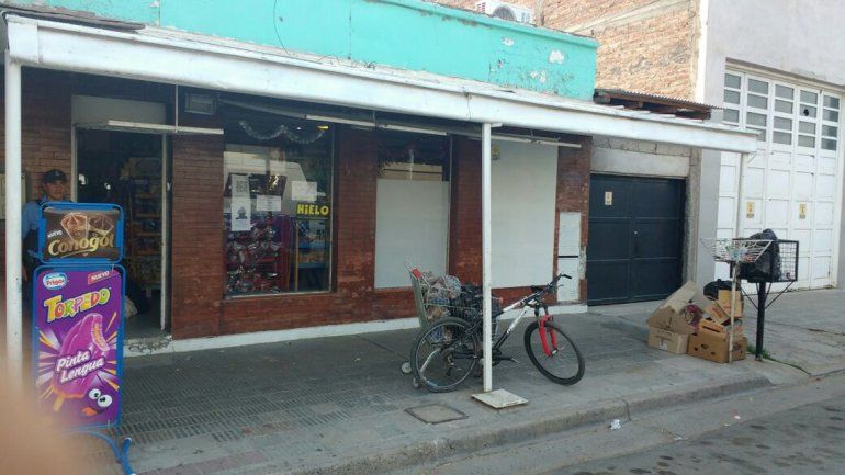 El almacén de calle Bahía Blanca al 500 durante el allanamiento y parte de la cocaína secuestrada por la Policía.