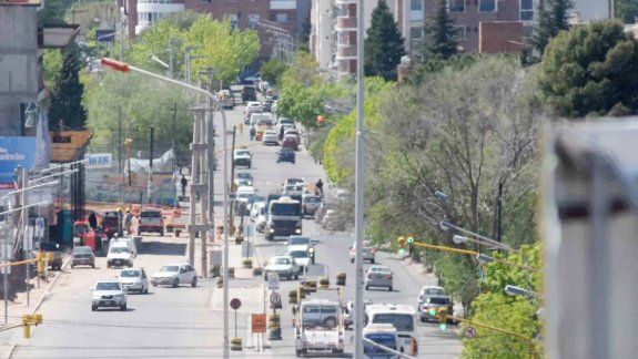 La llegada del hipermercado y el shopping modificó el día a día de un barrio que vivía tranquilo. El tránsito de autos y peatones es constante, y sólo algunos respetan las normas.