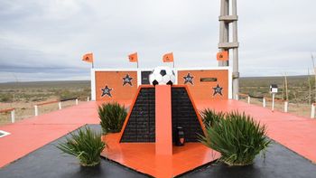 monumento día del futbolista neuquino petro
