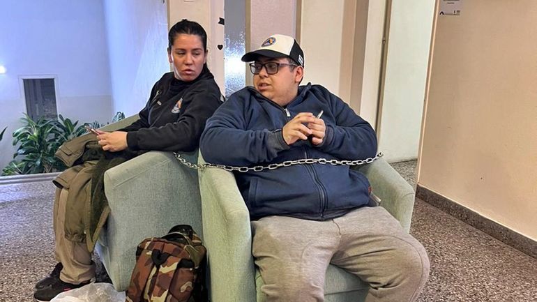 Tomás González y Emilia Jasin se encadenaron en la sede municipal de Centenario. Tomás González y Emilia Jasin se encadenaron en la sede municipal de Centenario.