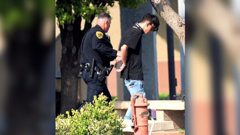 El agresor fue detenido por la policía. Además