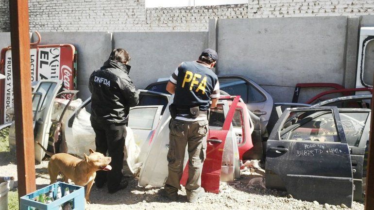 La Policía Federal allanó el local de calle Independencia al 500.