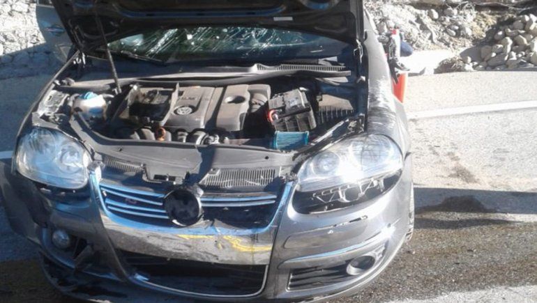 Cuatro personas resultaron heridas en un choque frontal en el Camino de los Siete Lagos.